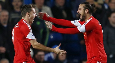 פאבלו אוסבלדו חוגג עם ג´יי רודריגס (רויטרס)