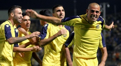 שחקני מכבי ת&qout;א חוגגים (רדאד ג´בארה)