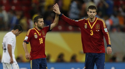 פיקה עם ג´ורדי אלבה. שימשיכו לחגוג בלעדינו (רויטרס)