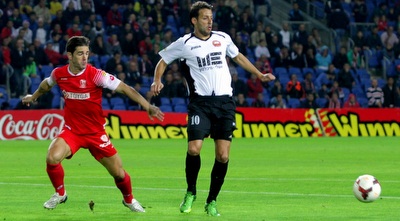 אסי בלדוט מקדים לכדור את אברהם פאס (יניב גונן)