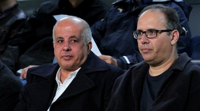 אבי לוזון נראה מודאג ביציע (שי לוי)