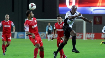 אבו סלאח מקדים את נוואקמה לכדור הגובה (יניב גונן)