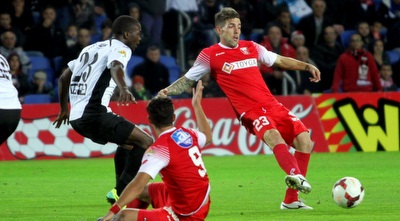 הידלגו גונזלס משתלט על הכדור בעזרת גאדיר לפני אמבולה (יניב גונן)