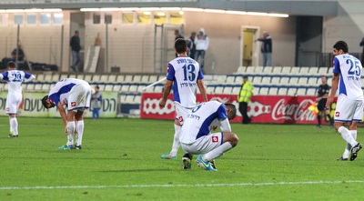 שחקני מכבי פ&qout;ת על הקרשים בתום המשחק (שי לוי)