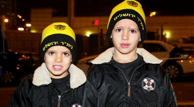 אוהדי בית&qout;ר מתגוננים מהקור הירושלמי (יניב גונן) אוהדי בית&qout;ר מתגוננים מהקור הירושלמי (יניב גונן)