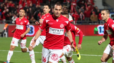 עומר דמארי חוגג. יישאר באדום?  (שי לוי)