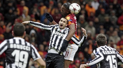 דידייה דרוגבה וג´ורג´יו קייליני במאבק אווירי (רויטרס)