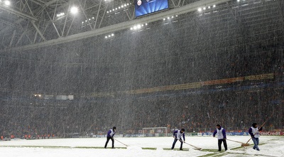 שלג באצטדיון באיסטנבול (רויטרס)