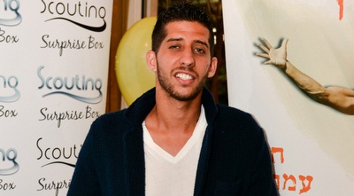 דור מיכה באירוע. קופסת הפתעה (יניב כהן) (ONE)