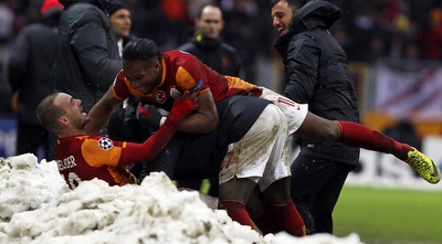 ווסלי סניידר ודידייה דרוגבה חוגגים בשלג (רויטרס)