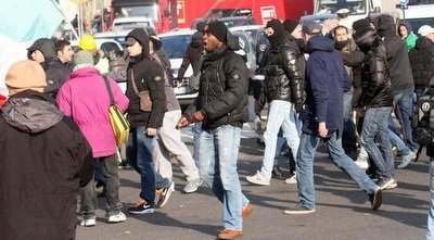 החוליגנים של מילאן מחפשים את אוהדי אייאקס ברחובות העיר (ONE)