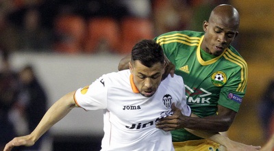 צ´ארלס קאבורה מנסה לעצור את חאבי פווגו (רויטרס)