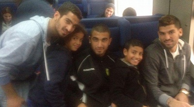 כהן, קריאף והרוש עם ילדים ברכבת (גיא בן זיו)