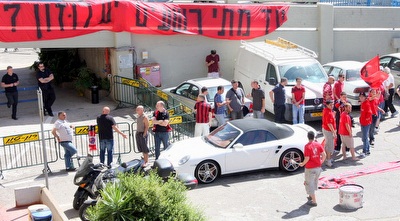 אוהדי חיפה רוקדים ושרים מחוץ לבית הדין (משה חרמון) אוהדי חיפה רוקדים ושרים מחוץ לבית הדין (משה חרמון)