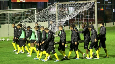 שחקני בית&qout;ר באימון בנתניה, עם המדים של מכבי נתניה (רדאד ג&acute;בארה)