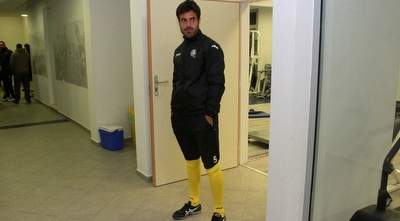 טונייס מדגמן את המדים של נתניה (רדאד ג&acute;בארה)