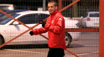 לוקאס סאשה מתלבש היטב (משה חרמון)