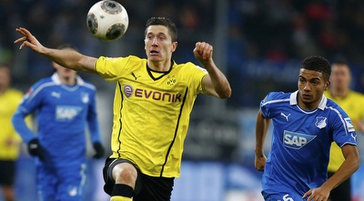 רוברט לבנדובסקי מנסה להשתלט על הכדור מול הופנהיים (רויטרס)