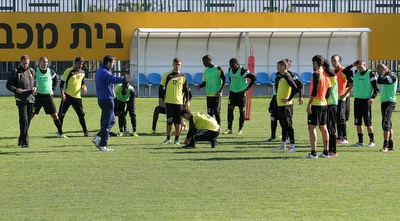 רוני לוי ושחקני בית&qout;ר ירושלים במהלך האימון (רדאד ג´בארה) רוני לוי ושחקני בית&qout;ר ירושלים במהלך האימון (רדאד ג´בארה)