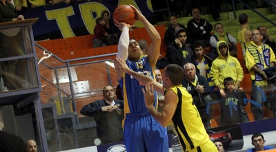 דיוויד בלו זורק (חגי ניזרי)