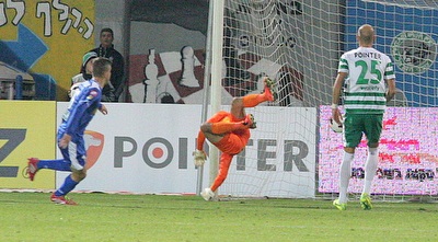 רייכרט נוגח לרשת (משה חרמון)