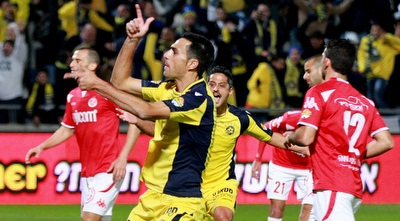 ערן זהבי חוגג מול אוהדי הפועל (רדאד ג´בארה) ערן זהבי חוגג מול אוהדי הפועל (רדאד ג´בארה)