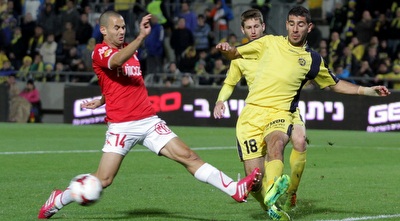 איתן טיבי לפני גילי ורמוט (יניב גונן) איתן טיבי לפני גילי ורמוט (יניב גונן)