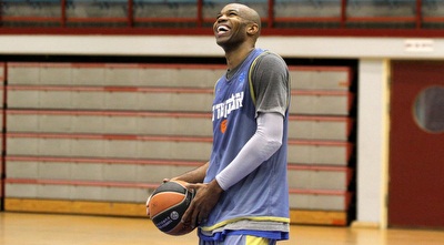 משהו מצחיק את אלכס טיוס (חגי ניזרי)