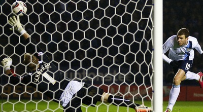 דזקו נוגח פנימה (רויטרס) דזקו נוגח פנימה (רויטרס)