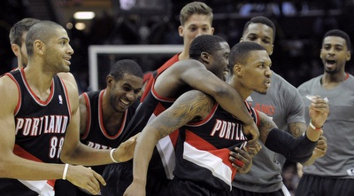 שחקני פורטלנד חוגגים עם לילארד (רויטרס)