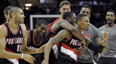 שחקני פורטלנד חוגגים עם לילארד (רויטרס)