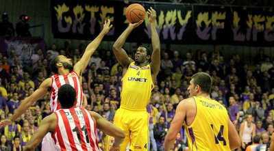 בראיין אוסברי עולה לזריקה (משה חרמון)