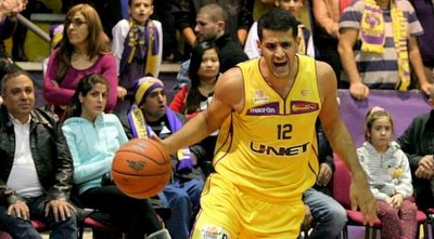 שלומי הרוש חודר לסל (משה חרמון)