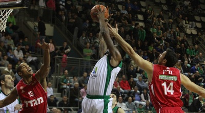 גרין מנסה לעצור את אפוואיבו (עמית מצפה) גרין מנסה לעצור את אפוואיבו (עמית מצפה)
