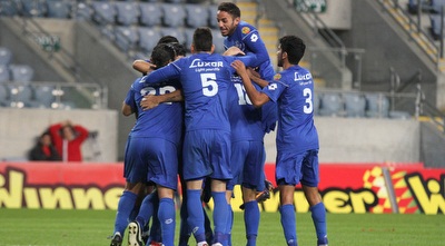 שחקני פ&qout;ת חוגגים (רדאד ג´בארה) שחקני פ&qout;ת חוגגים (רדאד ג´בארה)