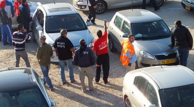 אוהדי כפר קאסם מחוץ ליציע (עדי טרובק)