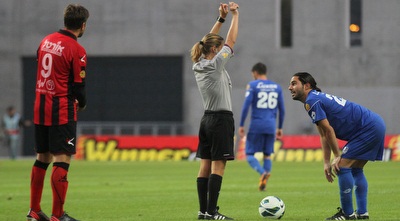 שי אהרון ליד ליאור אסולין ולילך אסולין במהלך המשחק (רדאד ג´בארה) שי אהרון ליד ליאור אסולין ולילך אסולין במהלך המשחק (רדאד ג´בארה)