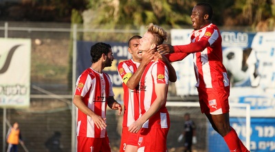 שחקני נצרת עילית חוגגים עם מרטינאס דפקוס (דניאל לאונטי, באדיבות אתר best-ball) שחקני נצרת עילית חוגגים עם מרטינאס דפקוס (דניאל לאונטי, באדיבות אתר best-ball)