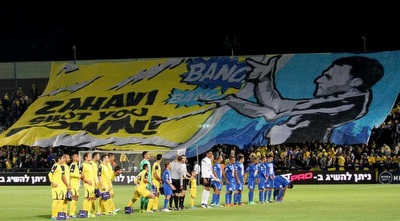 &qout;Zahavi shot you down&qout;. השלט של אוהדי מכבי ת&qout;א (רדאד ג´בארה) &qout;Zahavi shot you down&qout;. השלט של אוהדי מכבי ת&qout;א (רדאד ג´בארה)