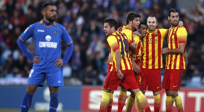 שחקני ברצלונה חוגגים עם פדרו (רויטרס) שחקני ברצלונה חוגגים עם פדרו (רויטרס)