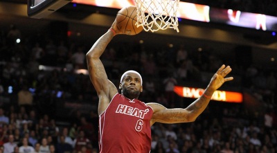 לברון ג´יימס עולה לדאנק (רויטרס) לברון ג´יימס עולה לדאנק (רויטרס)