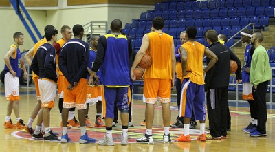 שרף מדבר עם שחקני ראשל&qout;צ (רדאד ג´בארה)