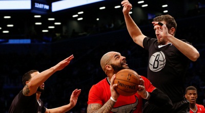 קרלוז בוזר מתחת לסל מול מירזה טלטוביץ´ (רויטרס)