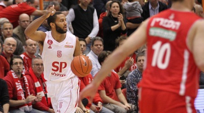 קרלון בראון מוביל התקפה (רדאד ג´בארה) קרלון בראון מוביל התקפה (רדאד ג´בארה)