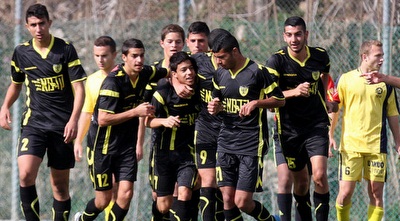 בר שלום חוגג עם חבריו (רדאד ג´בארה)