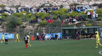 אוהדים צופים במשחק בבית וגןץ אירוע חמור במשחק ילדים (גיא בן זיו)