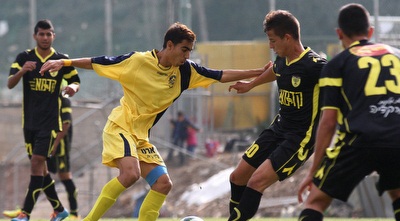 אור ועקנין מנסה להוציא את הכדור ממתן חוזז (רדאד ג´בארה)