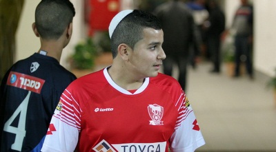 אוהד בני סכנין עם כיפה (משה חרמון)