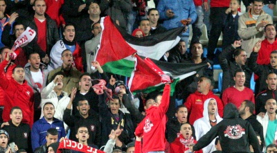 הקהל של בני סכנין מתפרע ביציעים (משה חרמון)