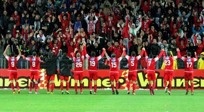 שחקני סכנין חוגגים עם הקהל (משה חרמון)